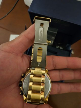 Reloj Festina Dorado y Negro5