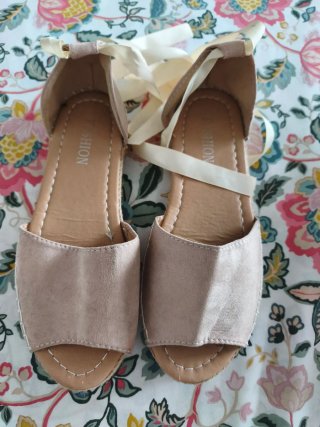 Sandalias beige con lazo