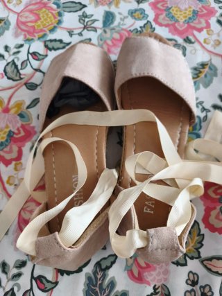 Sandalias beige con lazo