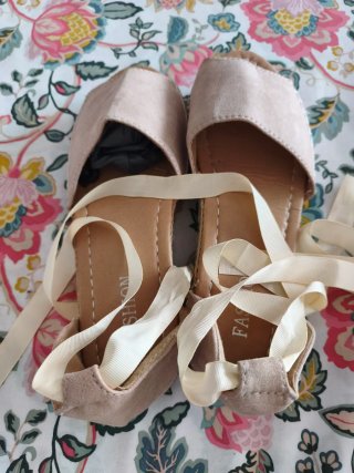 Sandalias beige con lazo
