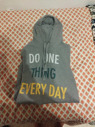 Sudadera gris con mensaje hombre