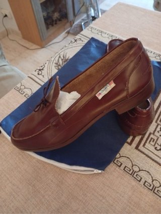 Zapatos de piel marrones y rojos