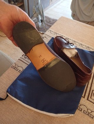 Zapatos de piel marrones y rojos