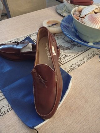 Zapatos de piel marrones y rojos