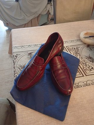 Zapatos de piel marrones y rojos