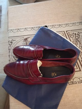 Zapatos de piel marrones y rojos