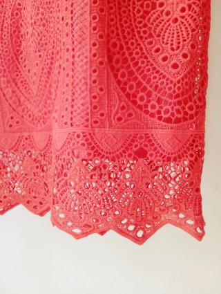 Vestido rojo de encaje sin mangas