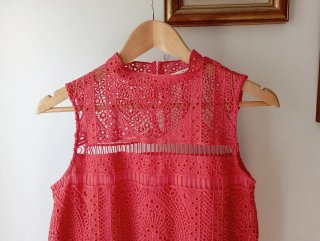 Vestido rojo de encaje sin mangas