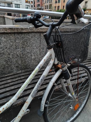 Bicicleta orbea de paseo blanca con cesta