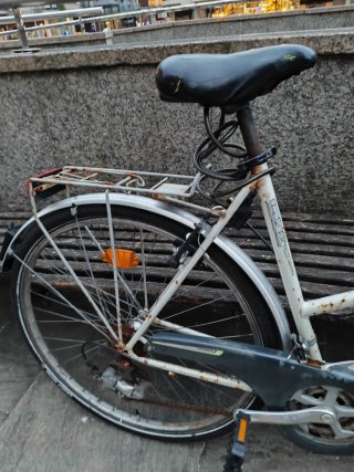 Bicicleta orbea de paseo blanca con cesta