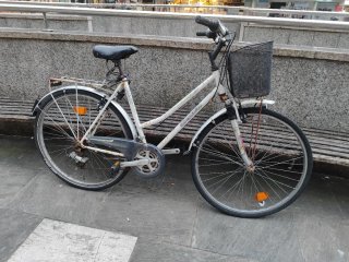 Bicicleta orbea de paseo blanca con cesta