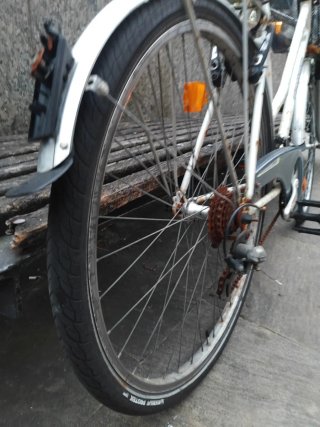 Bicicleta orbea de paseo blanca con cesta