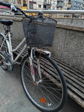 Bicicleta orbea de paseo blanca con cesta