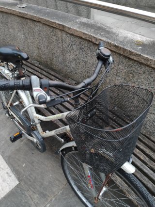 Bicicleta orbea de paseo blanca con cesta