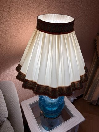Lámpara de mesa azul y blanca