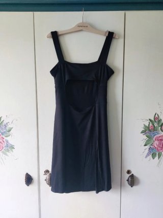 Vestido negro con espalda descubierta