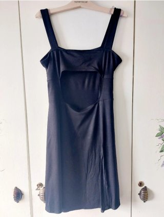 Vestido negro con espalda descubierta