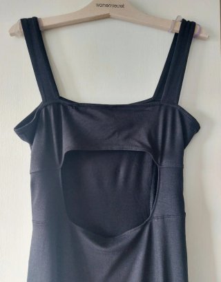 Vestido negro con espalda descubierta