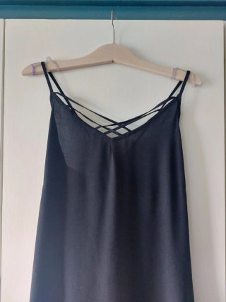 Vestido negro tirantes cruzados escote
