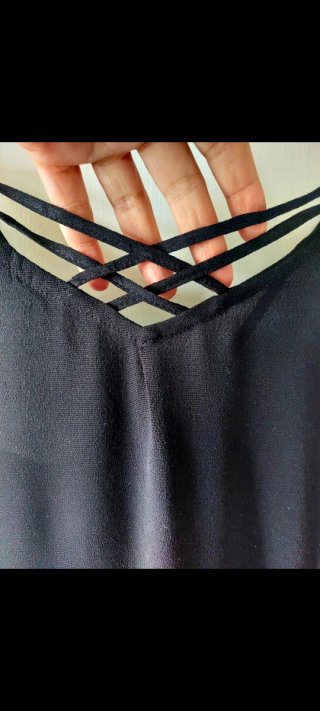 Vestido negro tirantes cruzados escote