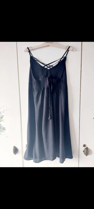Vestido negro tirantes cruzados escote