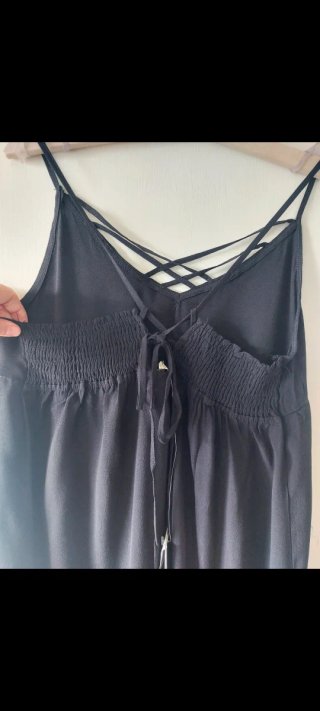Vestido negro tirantes cruzados escote