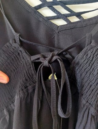 Vestido negro tirantes cruzados escote