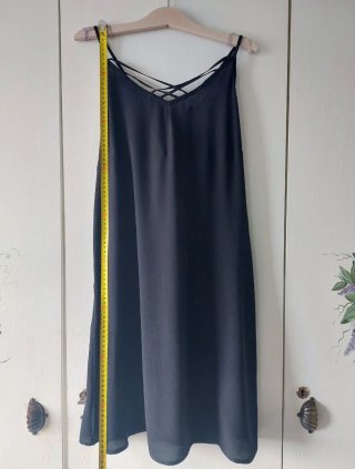 Vestido negro tirantes cruzados escote
