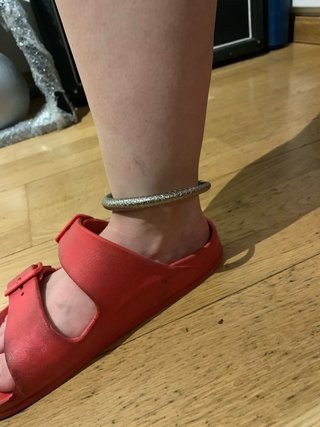 Brazalete plateado con diseño