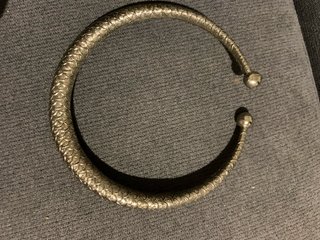 Brazalete plateado con diseño