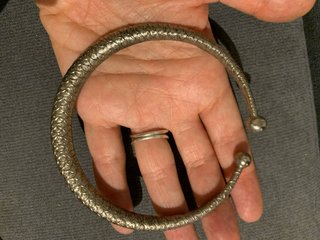 Brazalete plateado con diseño