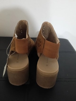 Sandalias de mujer con diseño calado