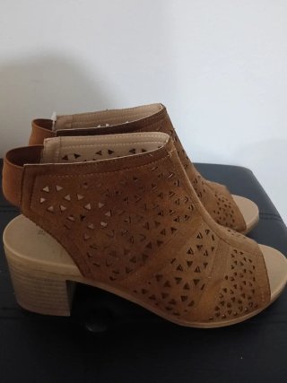 Sandalias de mujer con diseño calado