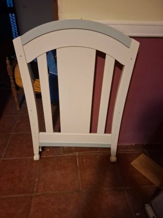 Cuna bebé con ruedas y diseño luna