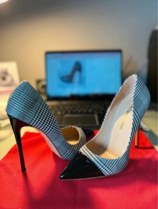 Zapatos de tacón de cuadros y charol