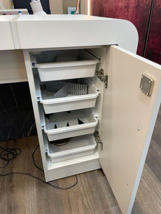 Mesa de manicura blanca