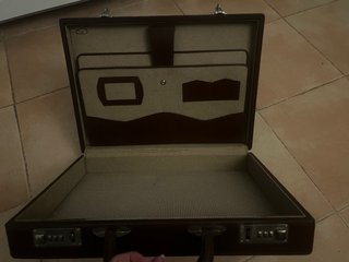 Maletín ejecutivo marrón con combinación