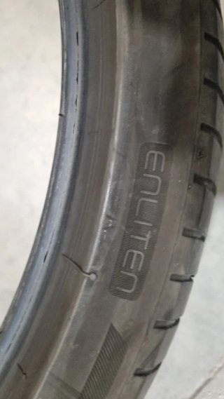 Neumáticos Bridgestone 275 35 R22 107Y
