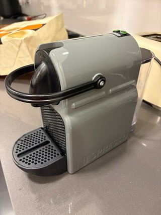 Cafetera Nespresso DeLonghi Gris