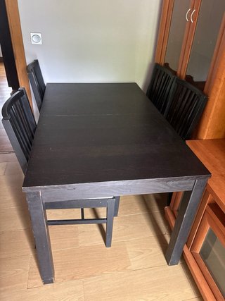 Mesa de comedor de madera oscura con 4 sillas
