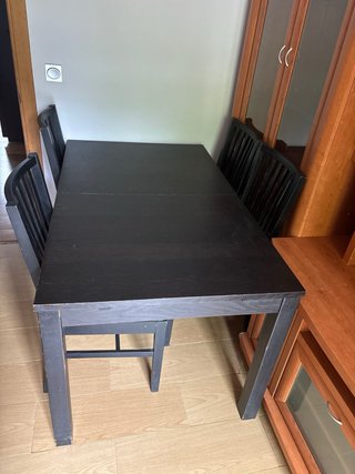 Mesa de comedor de madera oscura con 4 sillas