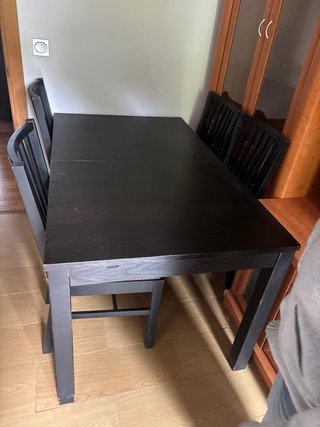 Mesa de comedor de madera oscura con 4 sillas