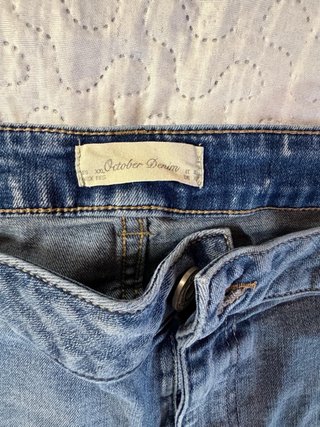 Pantalón vaquero acampanado bordado. Talla XXL