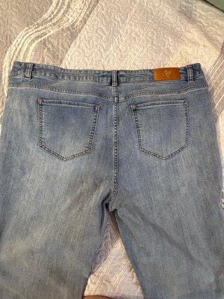 Pantalón vaquero acampanado bordado. Talla XXL
