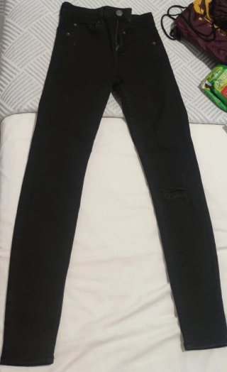 Pantalones negros rotos