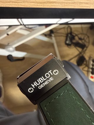 Reloj Hublot Negro y Verde Presenta un pequeño fal