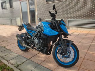 Suzuki GSX 8S Naked Azul y Negra