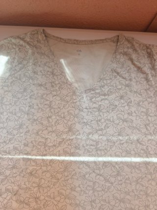 Camiseta C&A floral beige talla M