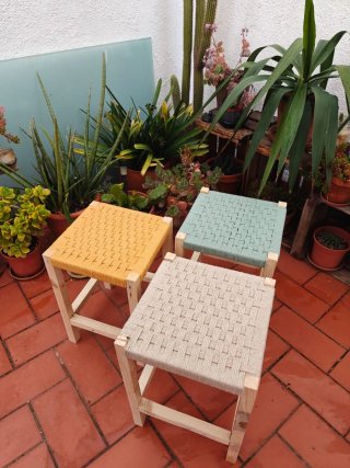 Pareja de taburetes altos de madera, artesanales