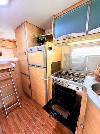 Autocaravana 6 plazas con garaje xxl y bola remolq